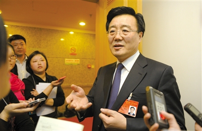 昨日，在十四屆人大二次會(huì)議順義代表團(tuán)全團(tuán)審議后，北京市人大代表、北京市常務(wù)副市長(zhǎng)李士祥接受記者提問(wèn)。新京報(bào)記者 浦峰 攝