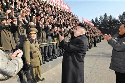 朝中社1月15日發(fā)布的圖片顯示，朝鮮最高領(lǐng)導(dǎo)人金正恩視察位于平安南道的國家科學(xué)院，與科研人員會(huì)面。