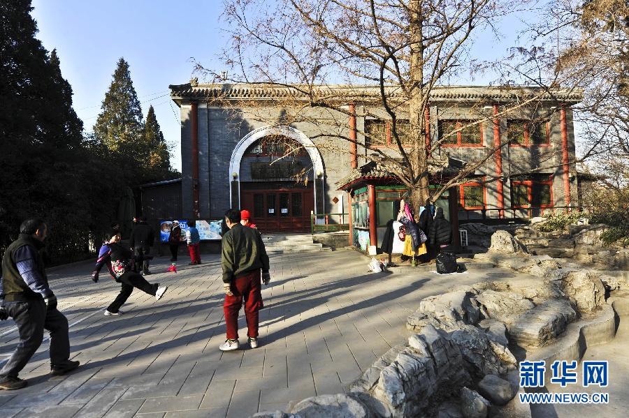 1月15日，市民在北京北海公園內(nèi)的上林苑飯莊門前晨練。