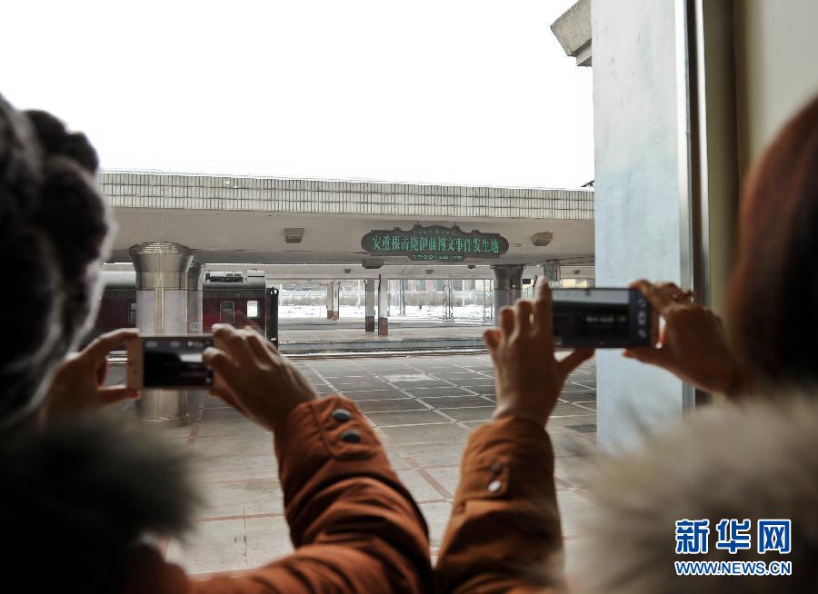 1月19日，觀眾在拍攝位于哈爾濱火車站的安重根擊斃伊藤博文事件發(fā)生地。