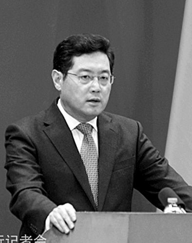 23日，秦剛在外交部例行記者會上。