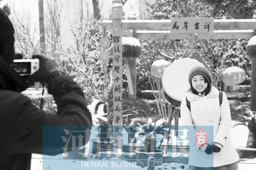 紫荊山公園里布置喜慶，引來(lái)不少游客合影留念。記者 楊東華/攝