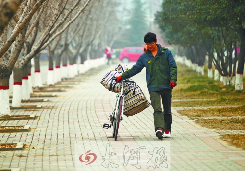 走在校園的小路上，帥氣的單車是我同伴，鼓鼓的行囊盛不下父母深深的惦念。