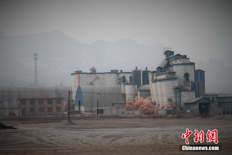 　2014年2月17日，石家莊市再次啟動(dòng)壓減水泥過剩產(chǎn)能、治理大氣污染水泥企業(yè)集中爆破拆除行動(dòng)。