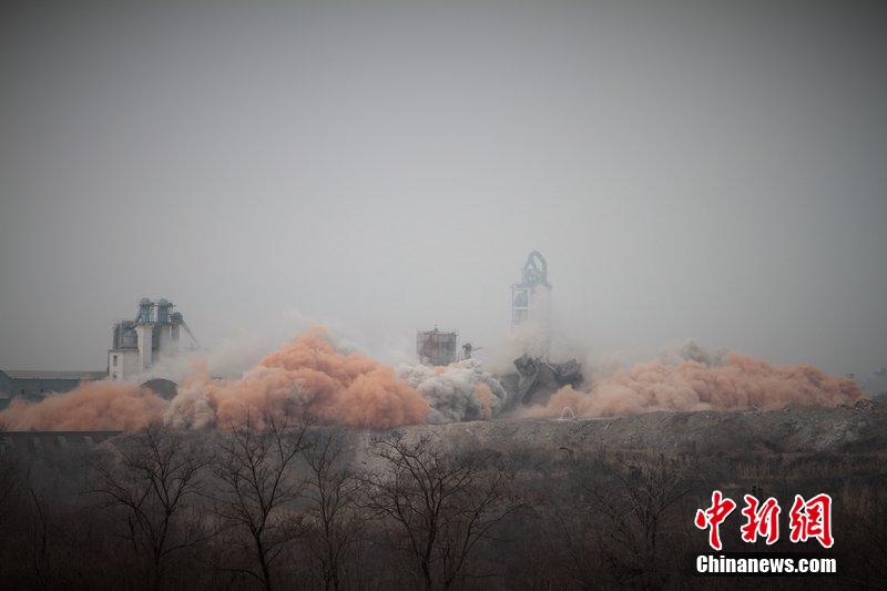 　2014年2月17日，石家莊市再次啟動(dòng)壓減水泥過剩產(chǎn)能、治理大氣污染水泥企業(yè)集中爆破拆除行動(dòng)。