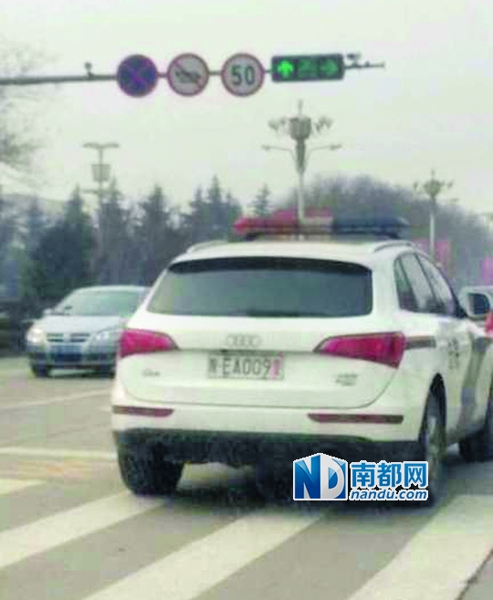 渭南市中院配備的奧迪Q 5警車在路上行駛。圖片來源：新浪微博