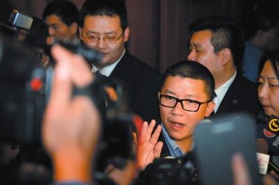 3月10日23時許，與馬航失聯(lián)航班部分乘客家屬乘坐同一航班的乘客在北京首都機(jī)場辦理值機(jī)手續(xù)。新華社