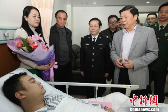 廣西壯族自治區(qū)黨委常委、政法委書記溫卡華看望唐蔚宣。