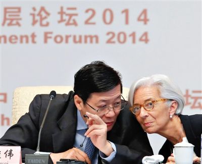 “中國發(fā)展高層論壇2014開幕式”上，國際貨幣基金組織總裁拉加德與中國財(cái)政部部長樓繼偉（左）討論。