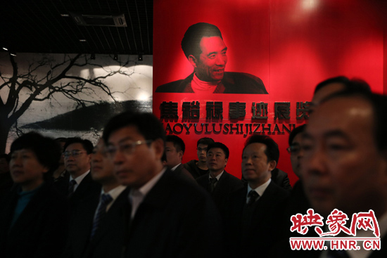 在焦裕祿紀念館，參觀的人絡(luò)繹不絕，一批批來自全國各地的黨員干部前來學(xué)習(xí)焦裕祿事跡