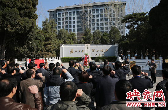 在焦裕祿紀念館，參觀的人絡(luò)繹不絕，一批批來自全國各地的黨員干部前來學(xué)習(xí)焦裕祿事跡