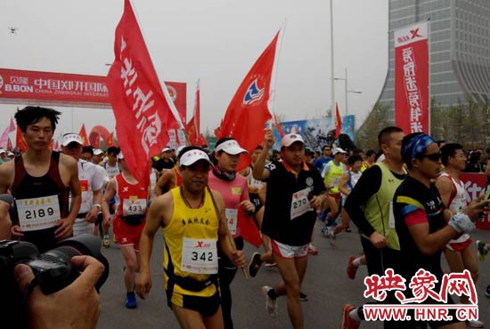 目前在鄭開大道上，一場角逐正在展開。