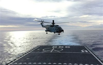 3月29日，一架艦載直升機從井岡山艦起飛執(zhí)行搜索任務。當天，海軍井岡山艦抵達南印度洋新任務區(qū)開始搜索。 新華社發(fā)