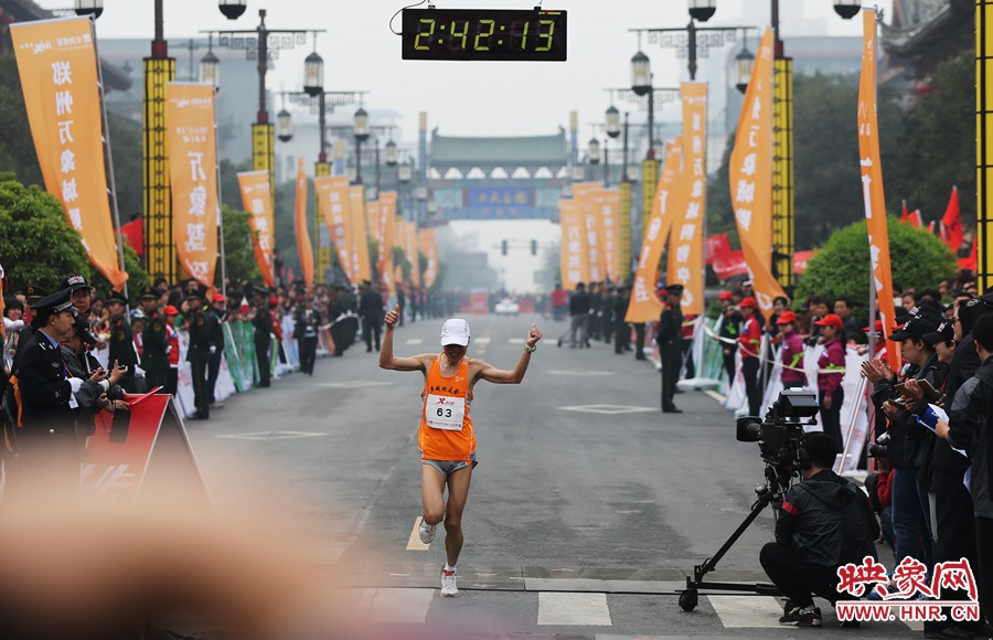 一名選手抵達(dá)終點(diǎn)后，高舉雙手慶祝。