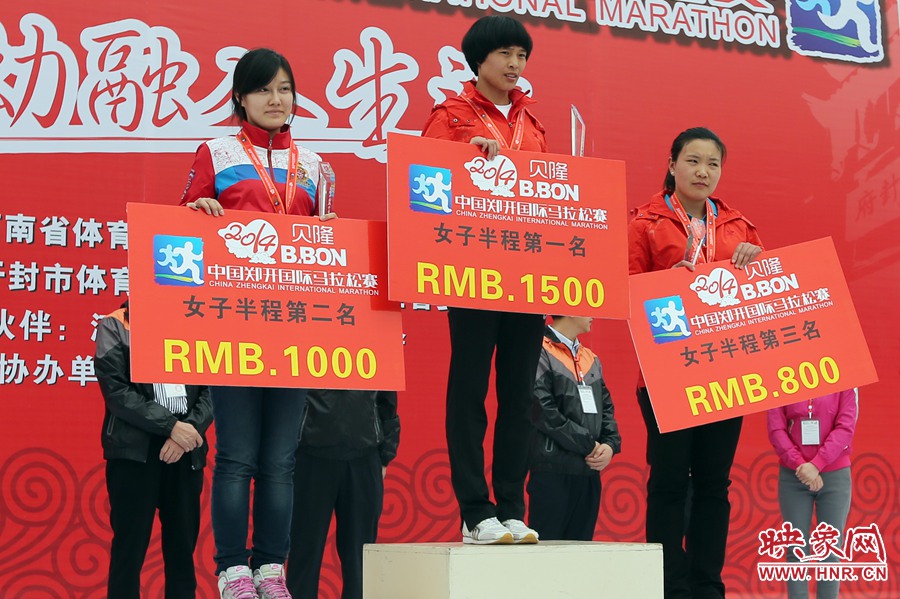 女子半程前三名選手。