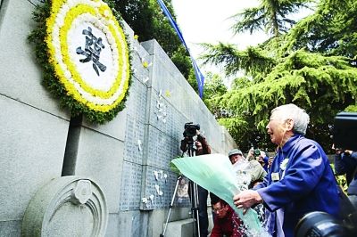 幸存者和遇難者遺屬昨在紀念館“哭墻”前獻花。