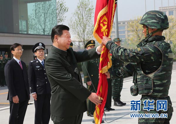 這是習(xí)近平將隊(duì)旗鄭重授予“獵鷹突擊隊(duì)”大隊(duì)長(zhǎng)。