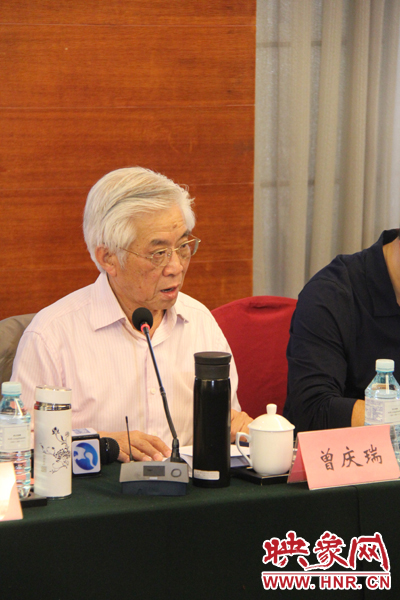 中國傳媒大學教授、博士生導師曾慶瑞正在發(fā)言