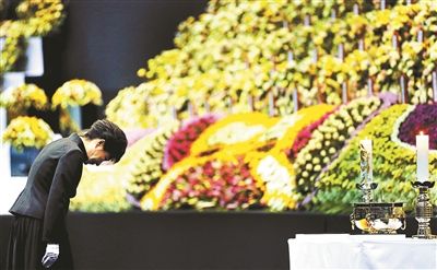 4月29日，韓國總統(tǒng)樸槿惠為“歲月”號(hào)沉沒客輪死難者默哀圖片/IC