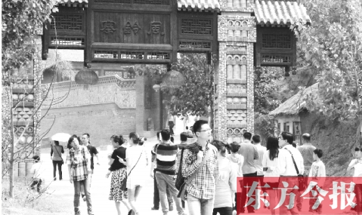 暢游風(fēng)鈴寨 游客爭做“大河兒女” 暢游風(fēng)鈴寨 游客爭做“大河兒女”