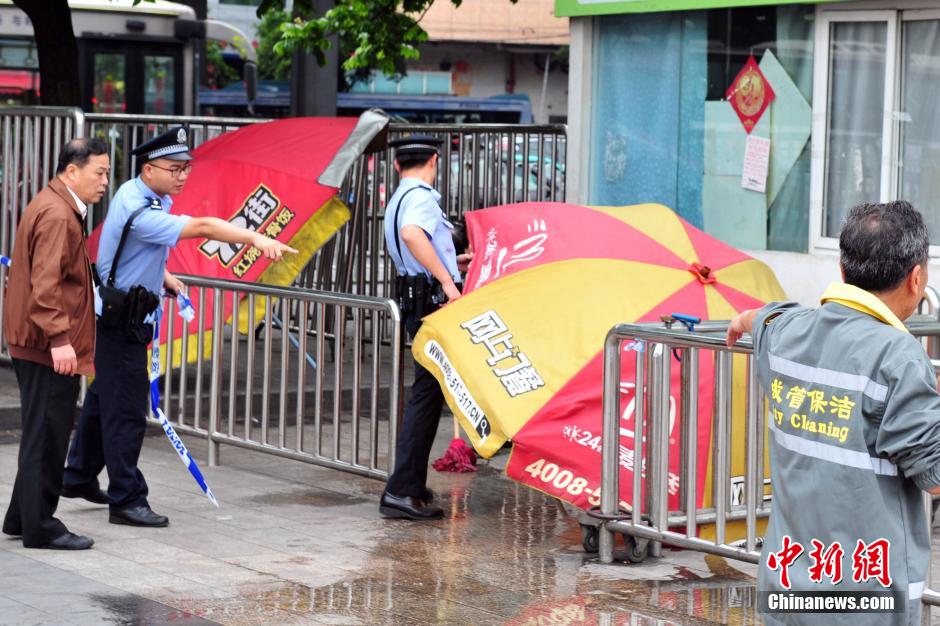 圖為警方在案發(fā)現(xiàn)場取證調(diào)查。