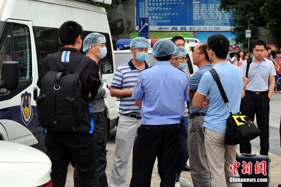 圖為警方在案發(fā)現(xiàn)場取證調(diào)查。