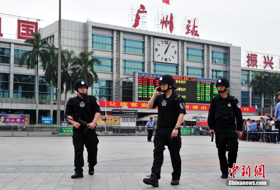 圖為廣州特警在案發(fā)現(xiàn)場戒備。