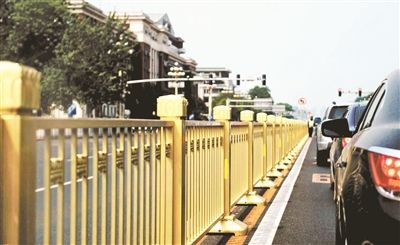 從復(fù)興門到建國門，長安街一線全部更換為金色護欄 攝影/本報記者 郝羿