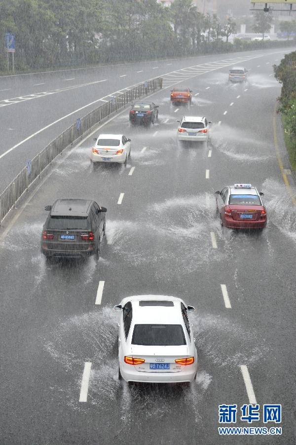 　5月11日，車(chē)輛在深圳街頭涉水前行。