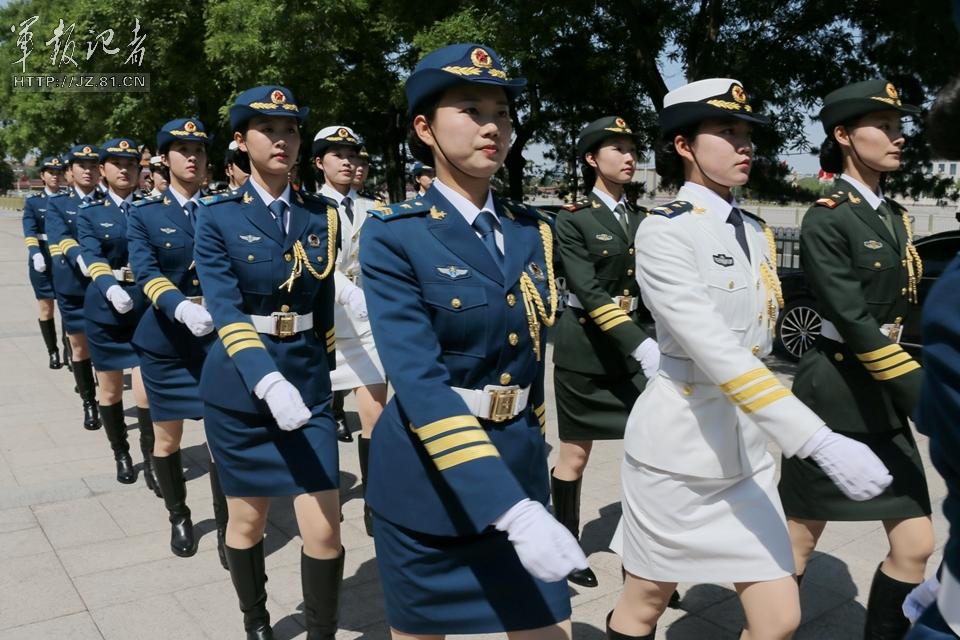 解放軍首批女儀仗兵亮相，90%以上擁有大專以上學(xué)歷，平均身高1.72米。圖為女兵儀仗隊(duì)。