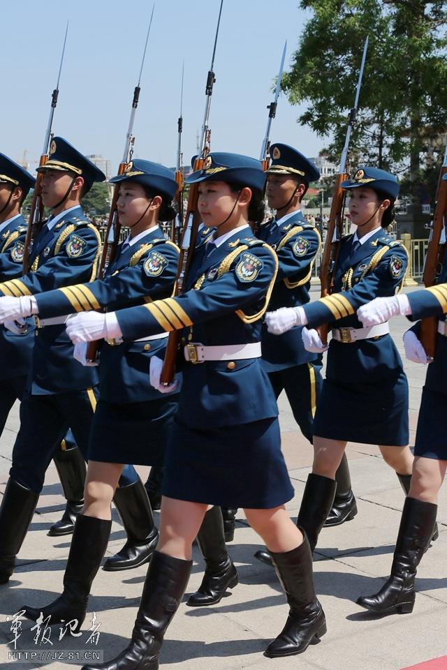 　解放軍首批女儀仗兵亮相，90%以上擁有大專以上學(xué)歷，平均身高1.72米。圖為女兵儀仗隊(duì)。