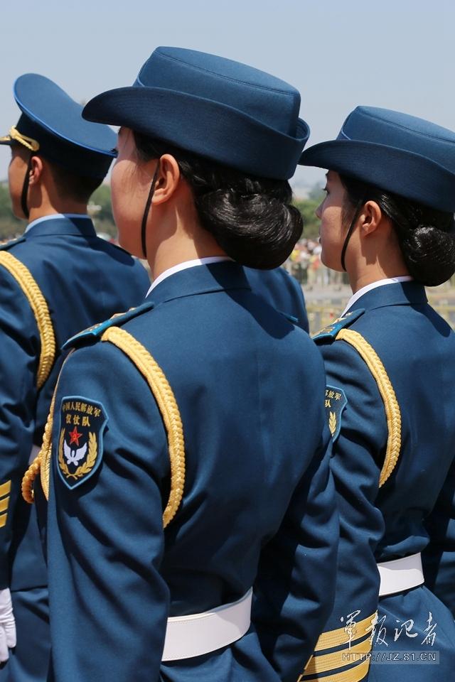 解放軍首批女儀仗兵亮相，90%以上擁有大專以上學(xué)歷，平均身高1.72米。圖為女兵儀仗隊(duì)。