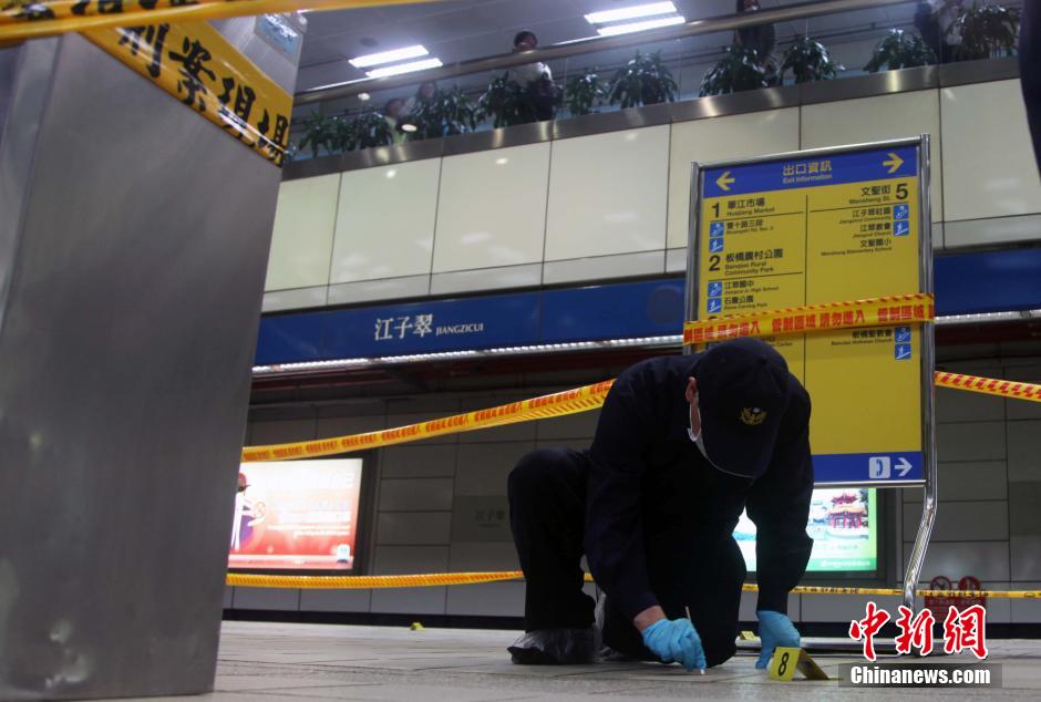 圖為新北市警察在現(xiàn)場勘查。中新社發(fā) 劉舒凌 攝