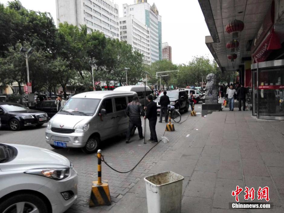 自治區(qū)和烏魯木齊市有關(guān)部門迅速處置，傷員已全部送往醫(yī)院救治。