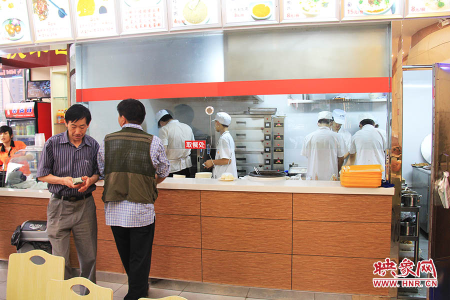 店面仍處于“試營業(yè)”狀態(tài),后廚的設(shè)備嶄新,看起來還算整潔。