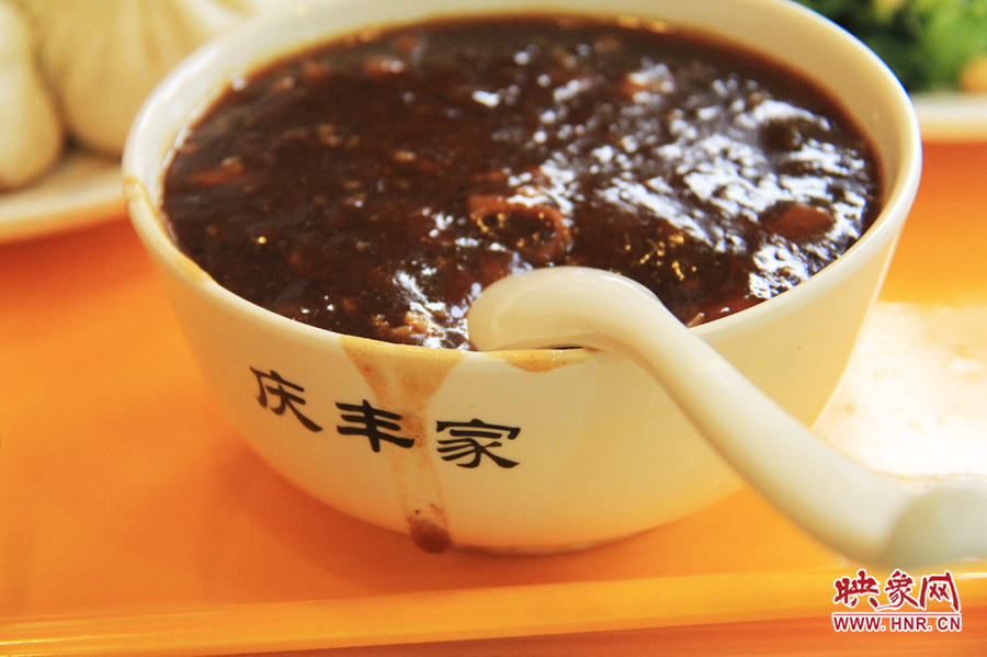 一碗炒肝,看上去也有滋有味。