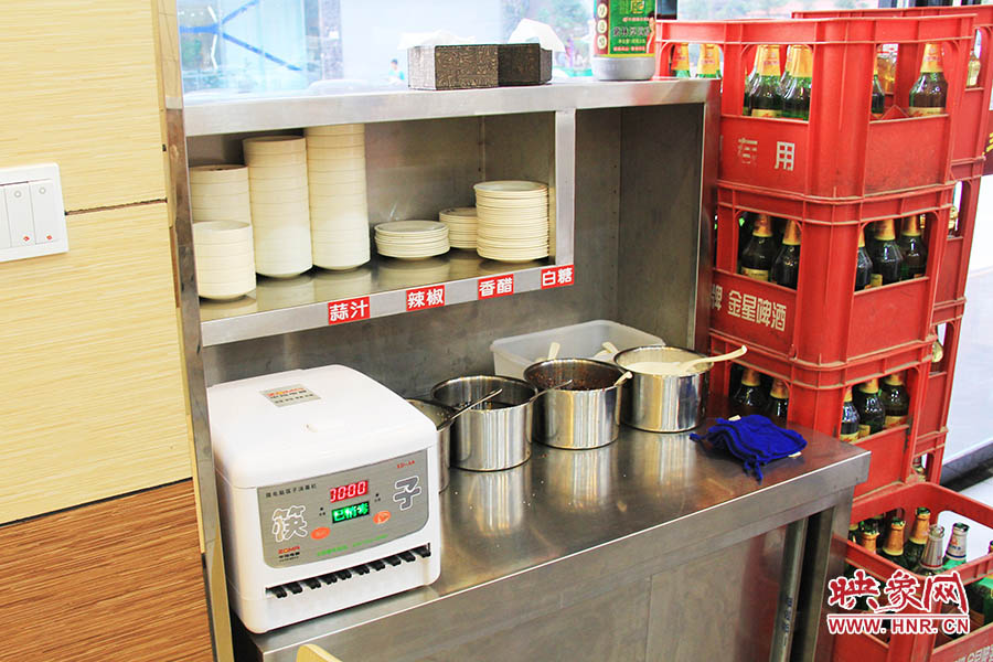 調(diào)料、小碟、餐具也都被放在另一張單獨的桌子上,需要用餐者“自助”。