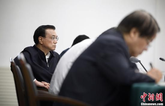 李克強(qiáng)在赤峰主持召開部分企業(yè)與金融機(jī)構(gòu)負(fù)責(zé)人座談會(huì)。