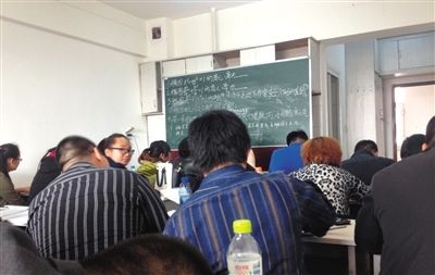 5月6日，大慶市，油田實行招工考試后，出現(xiàn)了各種考前輔導(dǎo)班。