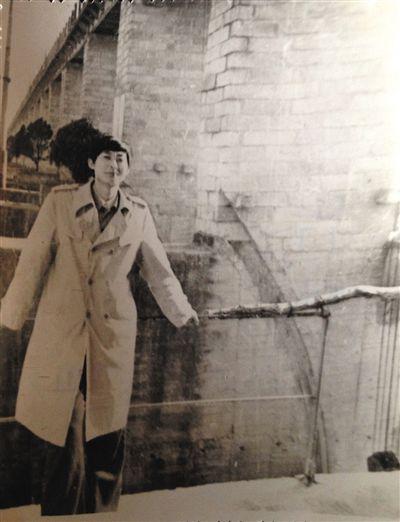1995年，于英生在蚌埠淮河閘上留影。
