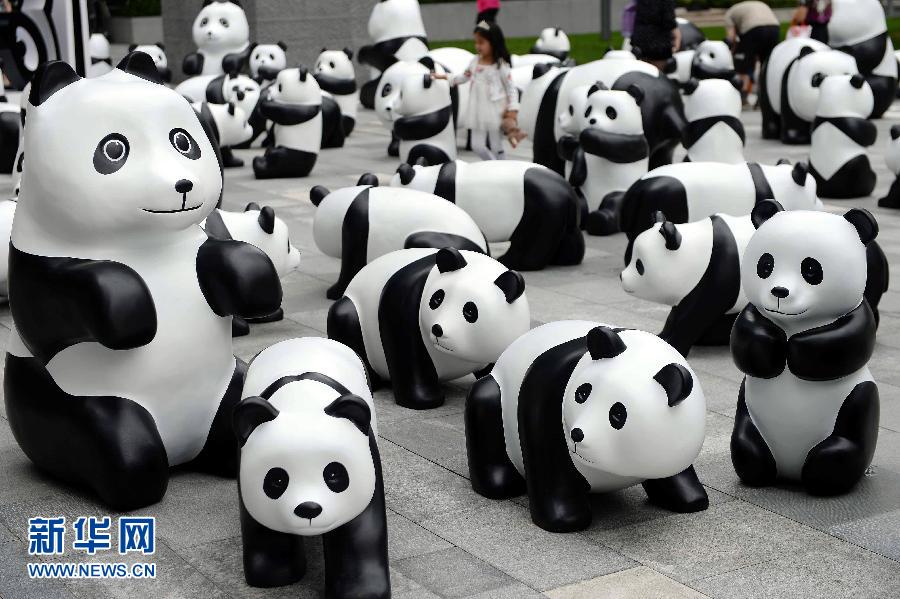 這是6月2日在上海靜安嘉里中心廣場(chǎng)拍攝的萌態(tài)百出的“熊貓”大軍。