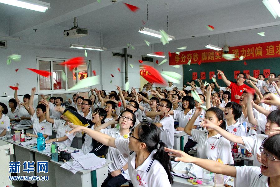  6月3日，河北省衡水市第二中學(xué)高三學(xué)生在教室里用扔紙飛機的方式舒緩心情。