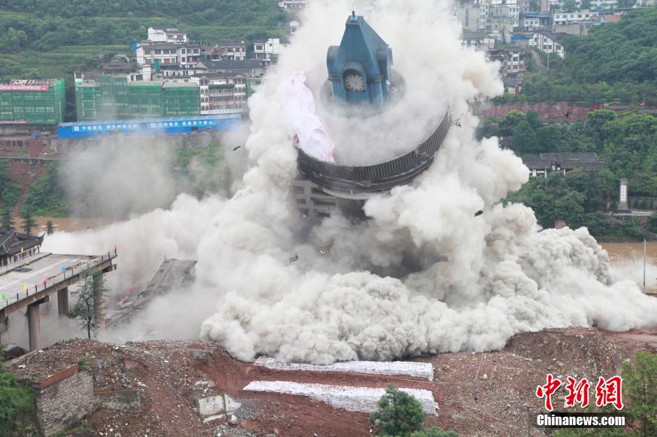 6月6日13時(shí)，貴州仁懷茅臺(tái)大橋及鐘樓整體爆破成功。