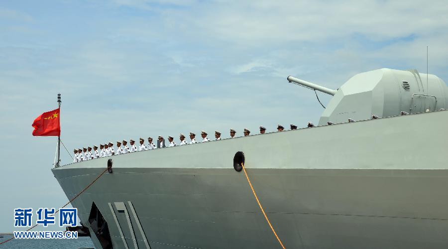 6月9日，在三亞某軍港，海口艦準(zhǔn)備起航。