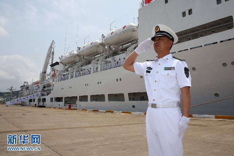  6月9日，在浙江舟山某軍港，和平方舟醫(yī)院船船長(zhǎng)章榮華請(qǐng)示起航。