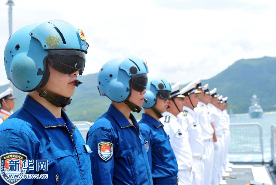  6月9日，在三亞某軍港，隨?？谂瀰⒀莸呐炤d直升機(jī)飛行員整裝待發(fā)。