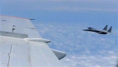 國(guó)防部網(wǎng)站12日公布的視頻截圖,日本F-15軍機(jī)從中國(guó)圖-154機(jī)頭方向危險(xiǎn)切入,兩者最近距離約30米左右。