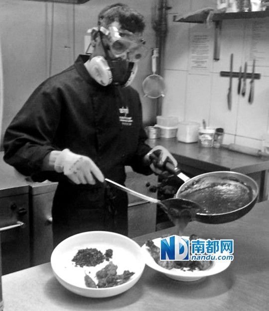 廚師在烹制最辣雞腿醬時(shí)要戴“防辣”面罩。