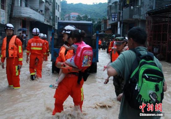 6月19日，短時(shí)強(qiáng)降雨導(dǎo)致福州長(zhǎng)樂(lè)市玉田鎮(zhèn)轄區(qū)內(nèi)多處被洪水圍困，大量人員被困。朱曉航 黃綠榮 圖/文