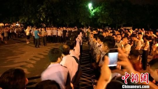 大批警力集中撤離現(xiàn)場(chǎng)。 王剛 攝